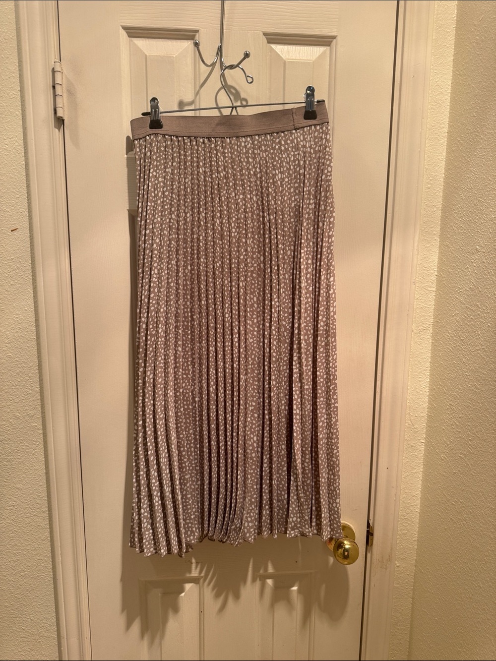 Vince Camuto Pleated Midi Skirt in Mauve Dot Print
